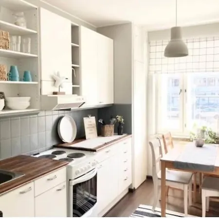 Tilava Ydinkeskustakaksio Ilmaisella Laemmitys-tolpallisella Autopaikalla